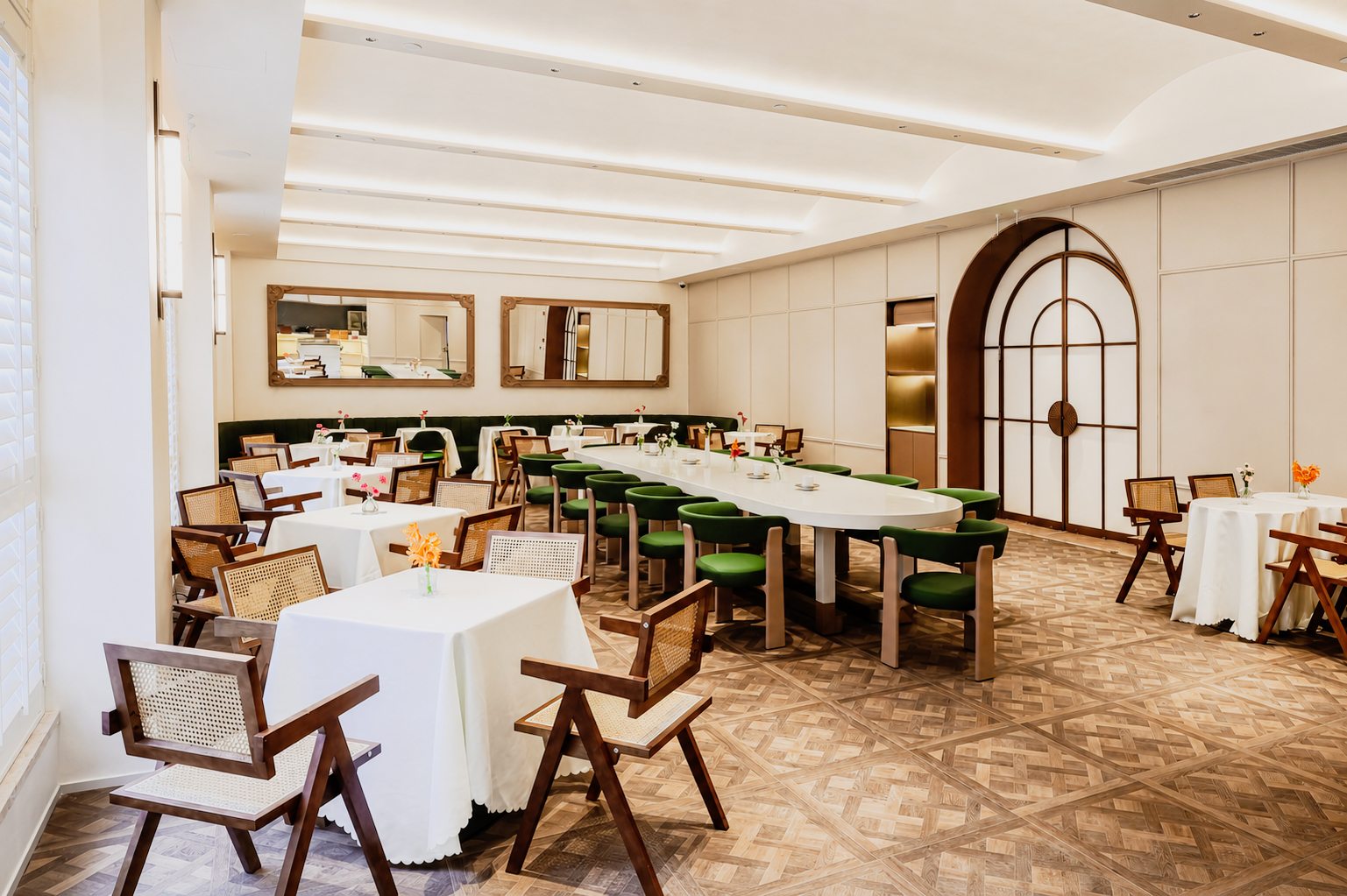 H+ Restaurant dining room